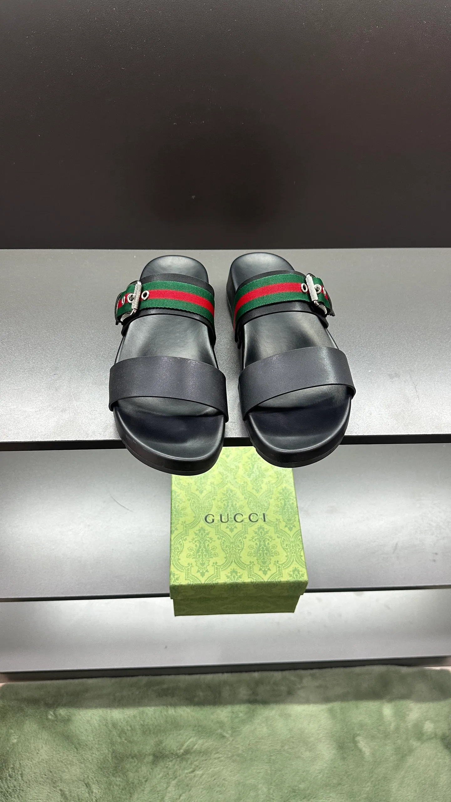 [G Home New Style] P: 300💰Men's size 39~45, (46. Customized) This slipper is made of GG polyester fiber and is decorated with a Gucci label on the front, which adds a striking logo feel to the style. "Gucci Made in Italy" stamped label Rubber sole Flat Made in Italy